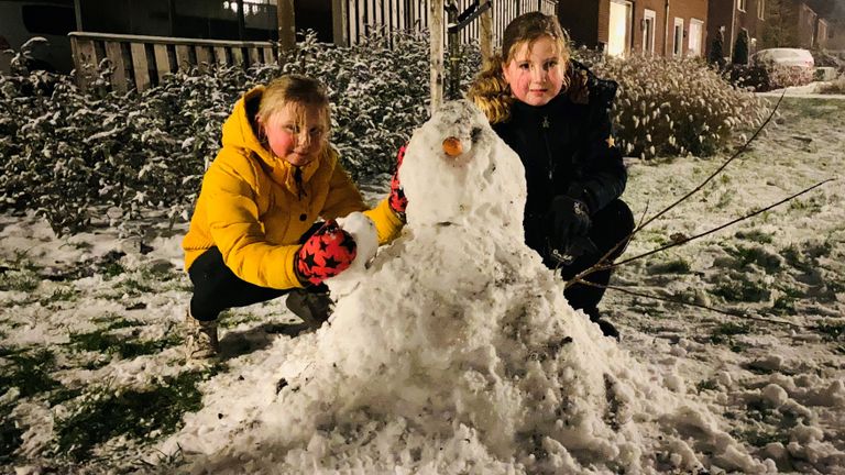 Fenna en Demi met hun zelfgemaakte sneeuwpop in Liempde (foto: Sander van Gils)..