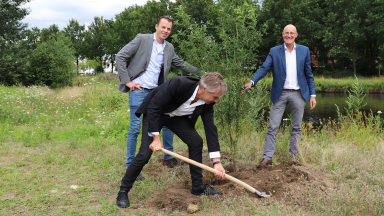 Met het planten van een boom wordt de groene lunchwandelroute geopend. (foto: Collin Beijk)