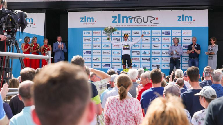 Veel publiek bij de podiumceremonie in Mierlo (foto: ZLM Tour).