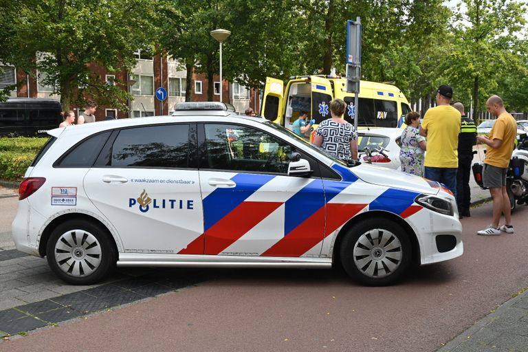 De aangereden fietser is in een ambulance naar een ziekenhuis gebracht (foto: Perry Roovers/SQ Vision).