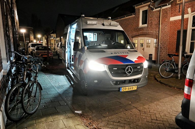 De melding over de dode vrouw in Tilburg kwam rond halfnegen zaterdagavond binnen bij de hulpdiensten (foto: Toby de Kort/SQ Vision).