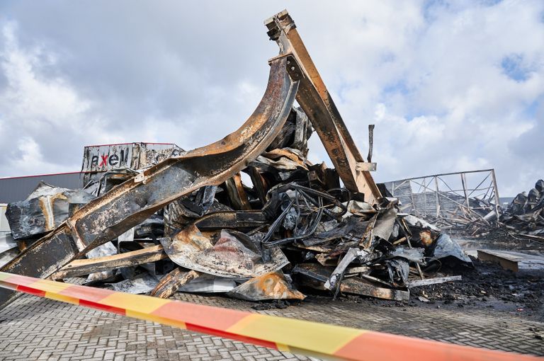 Een berg verwrongen staal op de plaats waar het gebouw van Axell Logistics stond (foto: Tom van der Put/SQ Vision).