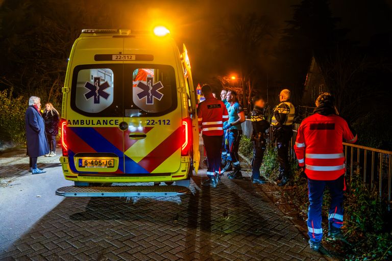 Het slachtoffer is in een ambulance naar een ziekenhuis in Tilburg gebracht (foto: Dave Hendriks/SQ Vision).