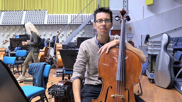 De Tilburgse cellist Jascha Albracht speelt met het Metropole Orkest muziek uit de Efteling (foto: Tom van den Oetelaar).