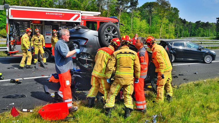 Een auto kwam na de botsing op de A67 op het dak tot stilstand (foto: Rico Vogels/SQ Vision).