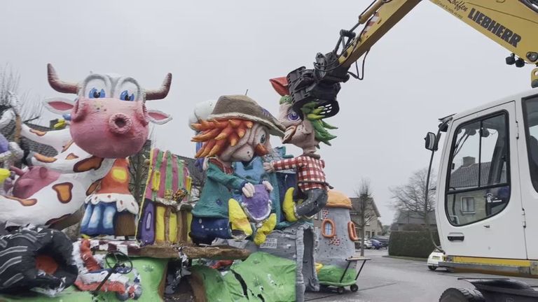 Aan alles komt een eind: in Moesland (Schaijk) zijn de eerste wagens dinsdag alweer afgebroken (foto: Omroep Brabant).