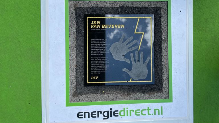 Tegel van Jan van Beveren op de Walk of Fame in het Philips Stadion (foto: Megan Hanegraaf).