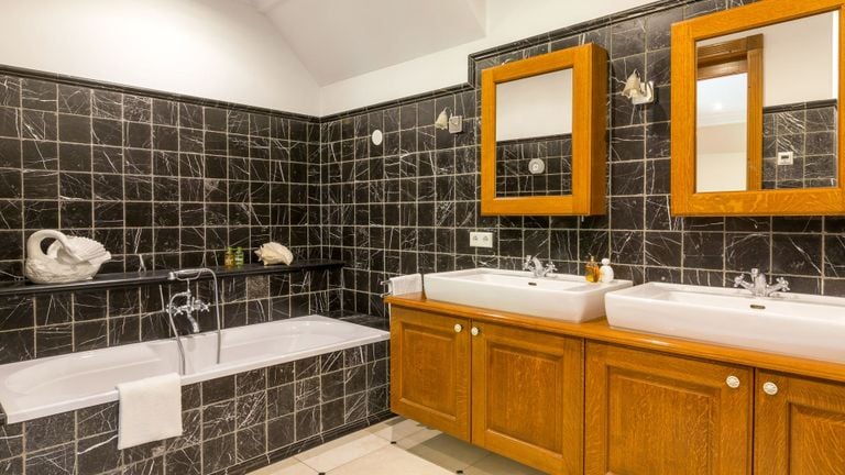 De marmeren badkamer (foto: Honders/Alting Makelaars).