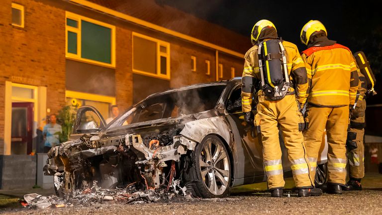 Van de auto aan de Doctor Hoebenstraat in Oss bleef weinig over (foto: Gabor Heeres/SQ Vision).