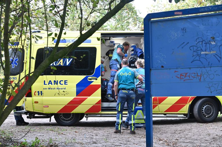 Ambulancepersoneel ontfermde zich over de man (foto: Perry Roovers/SQ Vision).