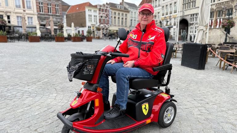 Denny met zijn 'Ferrari' op de Grote Markt (foto: Erik Peeters)