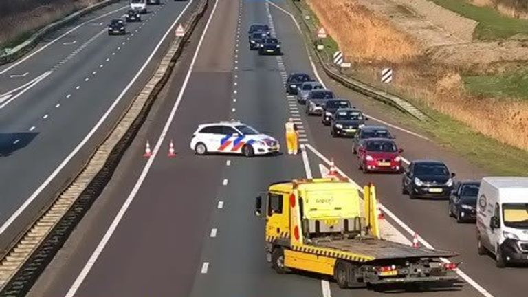 Verkeer op de A67 wordt weggeleid (foto: Rijkswaterstaat Verkeersinformatie).