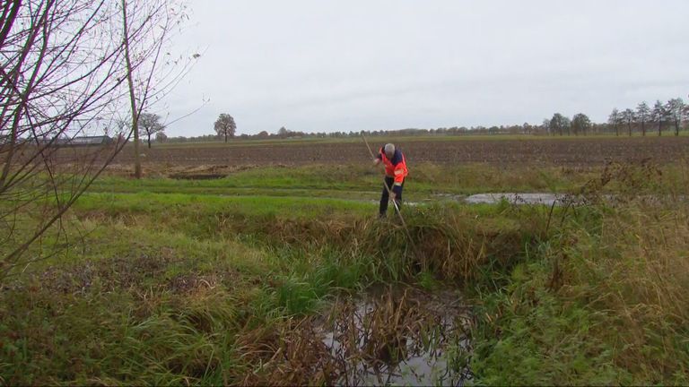 Jan bij een van de slecht onderhouden sloten (foto: Jan Peels)