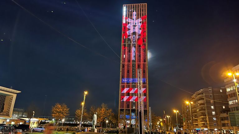 Een projectie op de Social Hub Eindhoven, bij het station (foto: Rogier van Son).