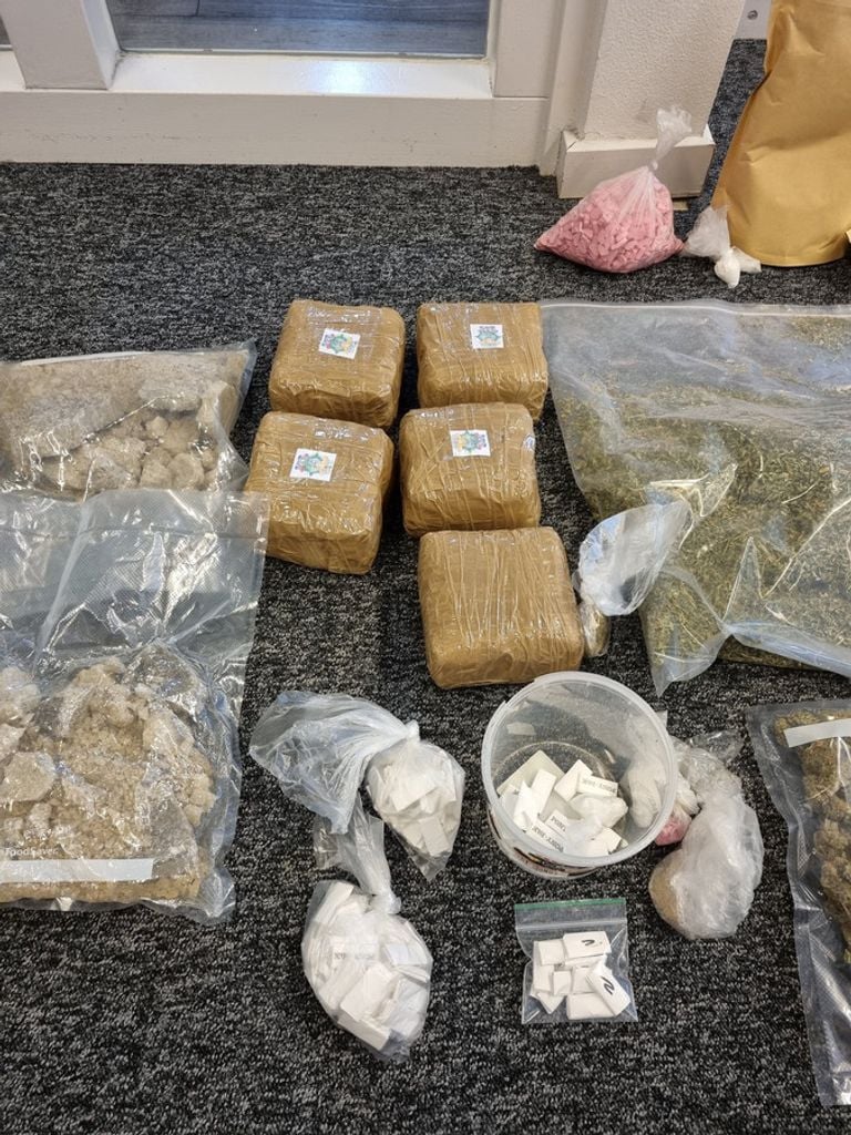 De drugs worden vernietigd  (foto: politie Helmond).