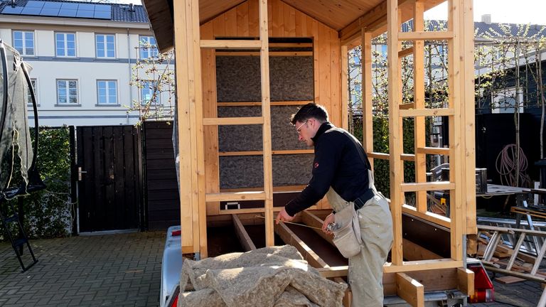 Over een maand moet de tiny office van Toon klaar zijn om de natuur in te gaan (foto: Megan Hanegraaf).