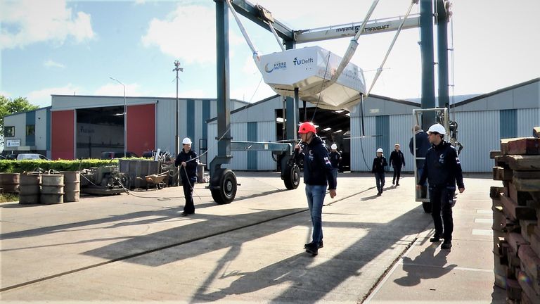 Met een speciale hijskraan wordt de waterstofboot verplaatst. (foto: Raoul Cartens)