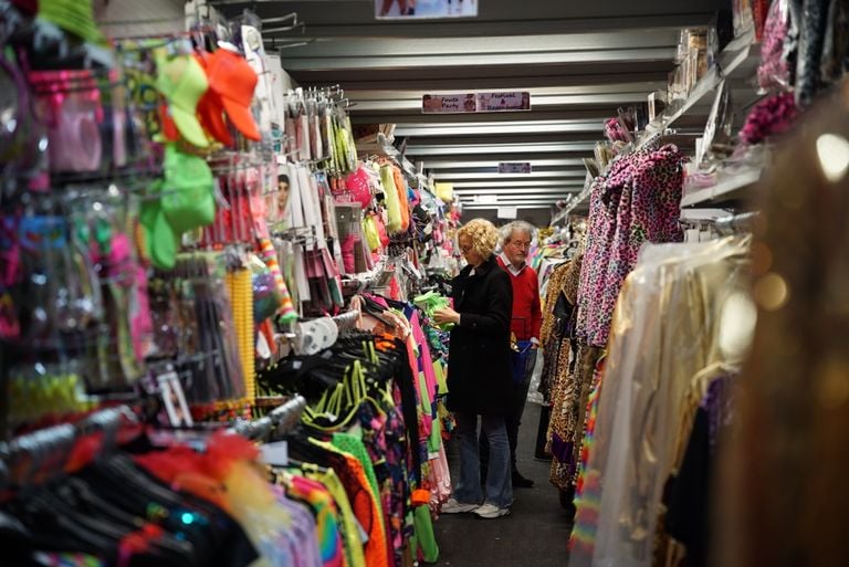 Er is genoeg te shoppen voor de carnavalsliefhebber (foto: Rochelle Moes).