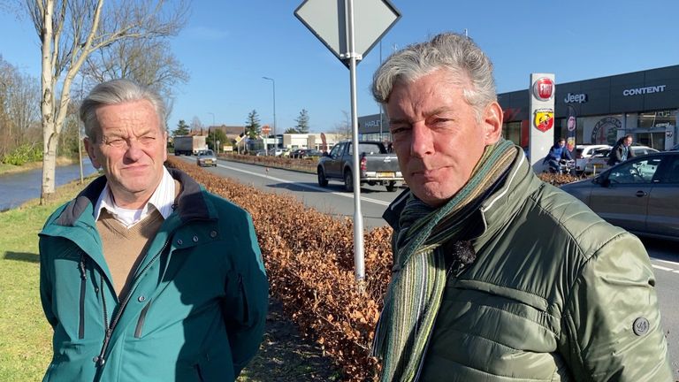 Leo Louvet (r) en Theo Kolk langs de lawaaierige weg (foto: Jan Peels)