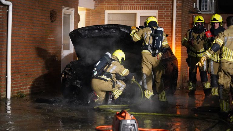 De brandweer kon niet voorkomen dat de auto aan de Ferdinand Bolstraat in Oosterhout verloren ging (foto: Jeroen Stuve/SQ Vision).