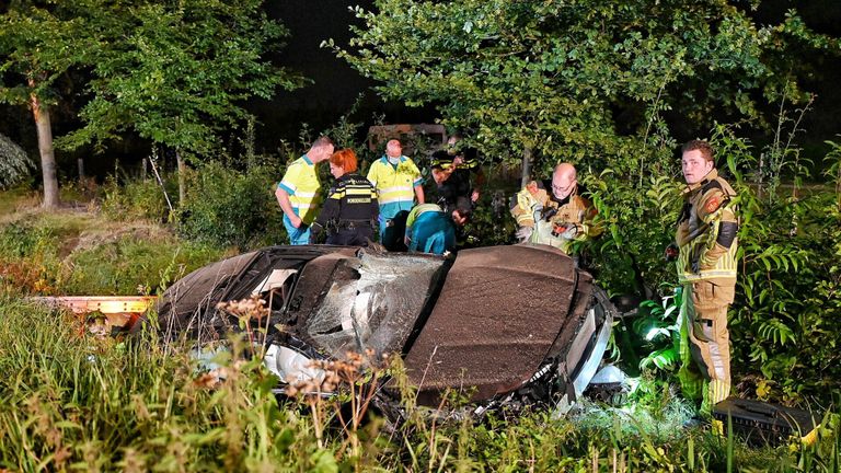 De bestuurder werd door hulpverleners uit de auto bevrijd (foto: Toby de Kort/SQ Vision).