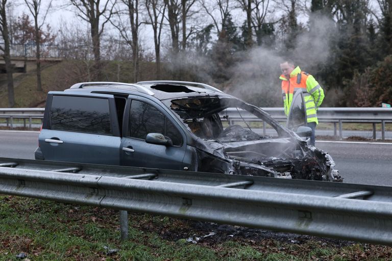 De auto raakte bij de brand op de A58 zwaar beschadigd (foto: Sander van Gils/SQ Vision).