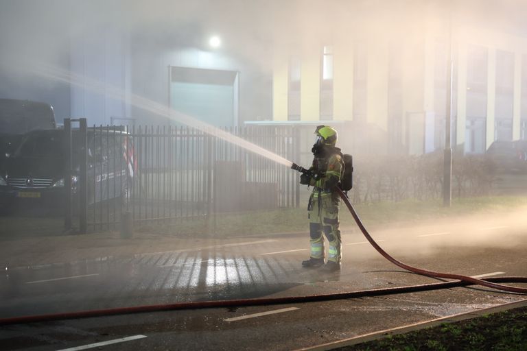 De brandweer bluste de container bij het bedrijf in Veghel (foto: Sander van Gils/SQ Vision).