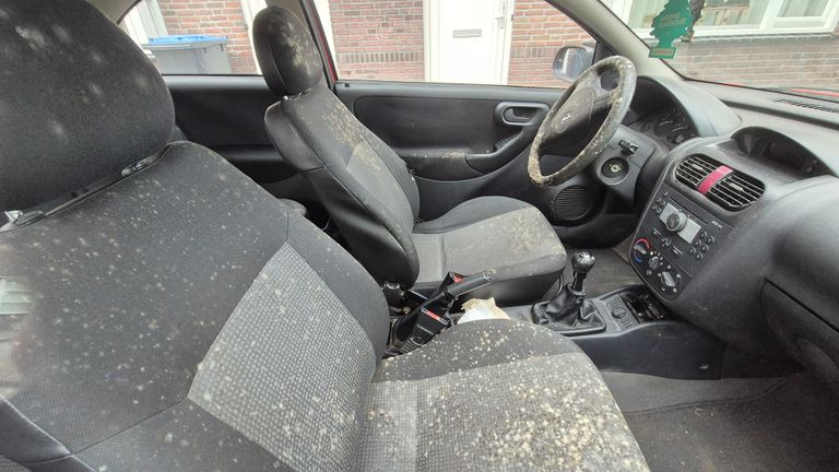 Het interieur van de auto is bedekt met schimmel (foto: Collin Beijk).