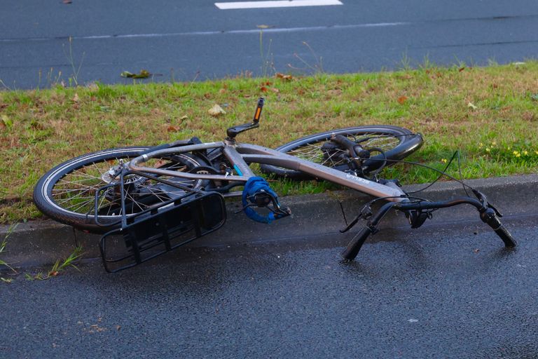 De fietser belandde na de aanrijding in Best  tientallen meters verderop op het asfalt (foto: Sander van Gils/SQ Vision).