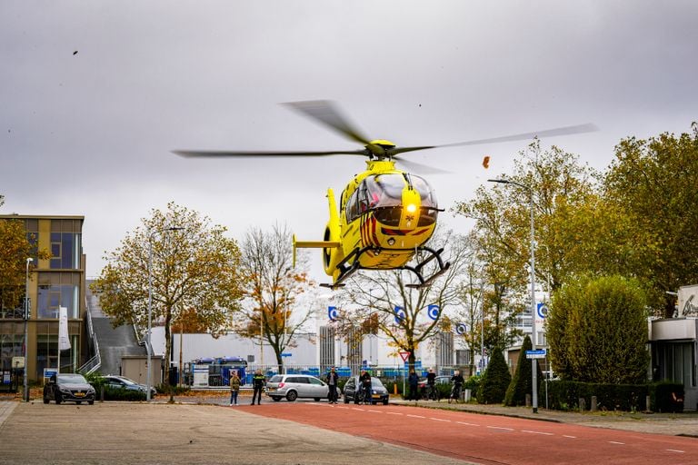 Vanwege de ernst van de situatie kwam een traumaheli naar de Rooijakkersstraat in Eindhoven (foto: SQ Vision).