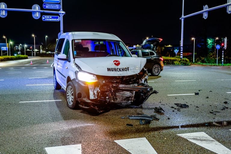 De auto van de vrouw kwam op de kruising in botsing met een busje (foto: Jack Brekelmans/SQ Vision).