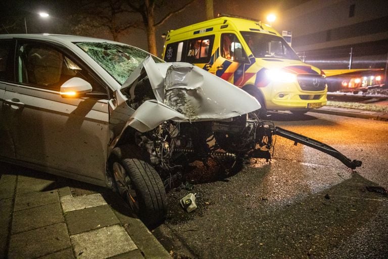 Het motorblok schoot bij de crash uit de auto (foto: Christian Traets/SQ Vision).