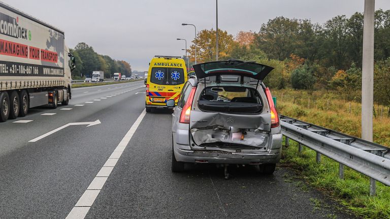 Hoe het ongeluk op de A67 bij Asten kon gebeuren, wordt onderzocht (foto: Harrie Grijseels/SQ Vision).