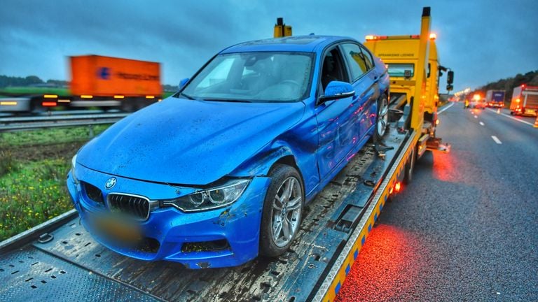 Ook de tweede auto werd na het ongeluk op de A67 bij Hapert getakeld (foto: Rico Vogels/SQ Vision).