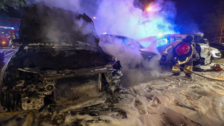 Acht auto's gingen bij de brand aan de Urkhovenseweg in Eindhoven verloren (foto: Arno van der Linden/SQ Vision).