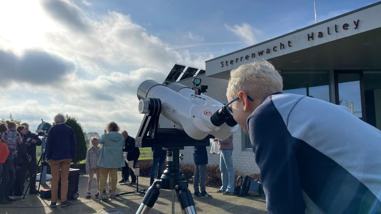 Een eerdere zonsverduistering, bekeken bij sterrenwacht Halley in Uden (foto: Jos Verkuijlen).