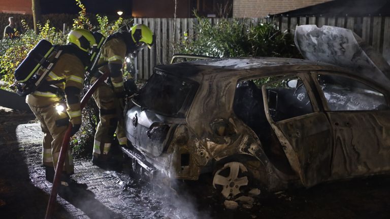 Een van de auto's, die volledig uitbrandde (foto: Sander van Gils/SQ Vision)