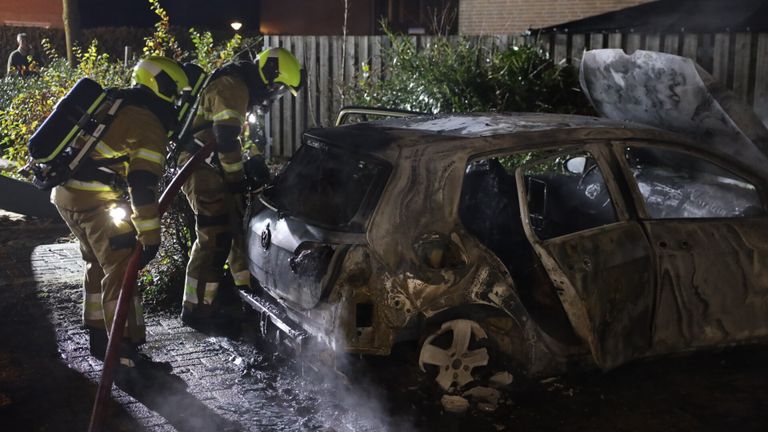 Een van de auto's, die volledig uitbrandde (foto: Sander van Gils/SQ Vision)