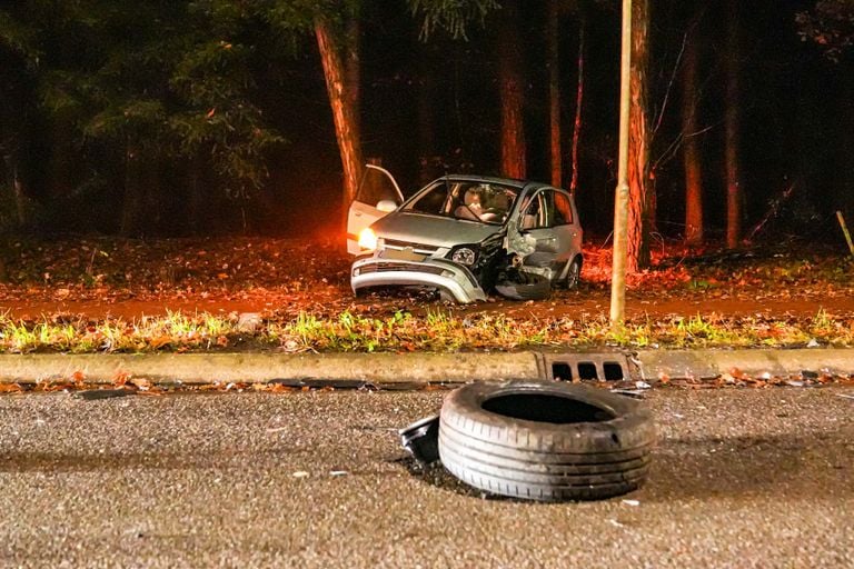 Een auto belandde door de botsing in de berm (foto: Harrie Grijseels/SQ Vision).