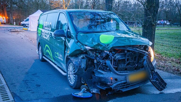 Ook het busje werd zwaar beschadigd (foto: SQ Vision)