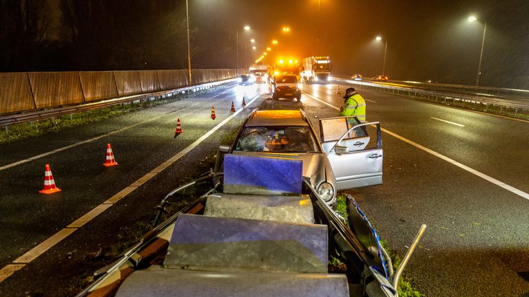 Auto botst tegen punt van vangrail (Foto: Mathijs Bertens/ SQ Vision)