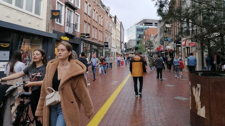 Winkelend publiek in Eindhoven (Foto: Ista van Galen)