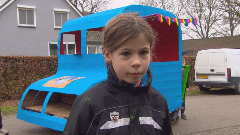 Rafke wil ook als ze groot is carnavalswagens bouwen (foto: Omroep Brabant)