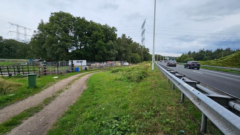 Het stukje niemandsland ligt pal naast de A58 (foto: Collin Beijk).