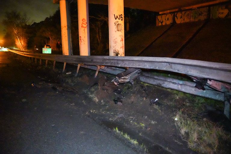 De vangrail op de A67 bij Mierlo raakte bij de crash zwaar beschadigd (foto: Harrie Grijseels/SQ Vision).