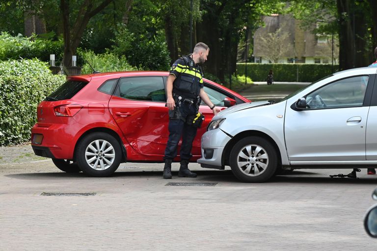 Auto's botsen op de Ruiterboslaan in Breda (Foto: Perry Roovers/SQ Vision)