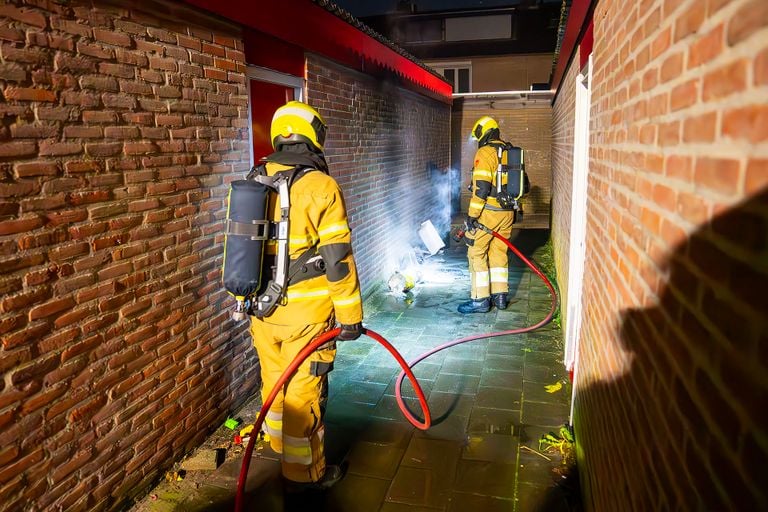 Het vuur woedde in een brandgang tussen de Baudstraat en de Cannemanstraat in Oss (foto: Gabor Heeres/SQ Vision).