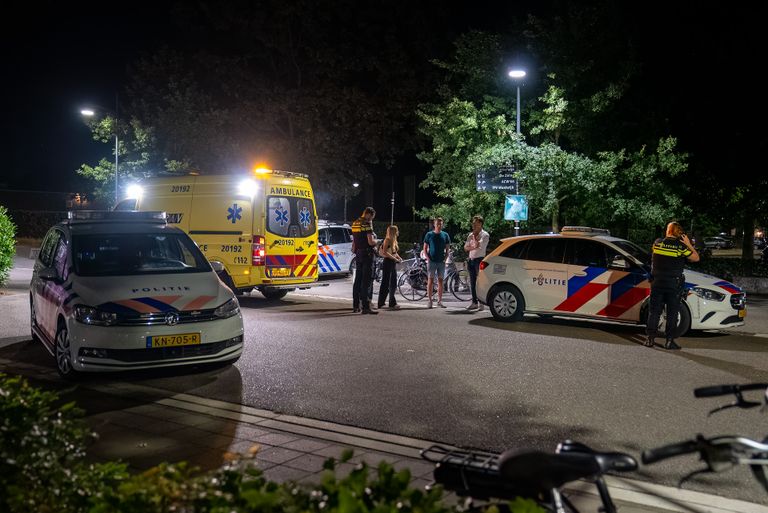 Diverse hulpdiensten werden opgeroepen na de steekpartij in Waalwijk (foto: Iwan van Dun/SQ Vision).