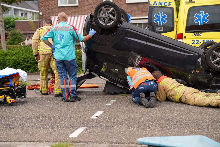 De vrouw moest na de botsing in Helmond door de brandweer uit de auto worden bevrijd (foto: Harrie Grijseels/SQ Vision).