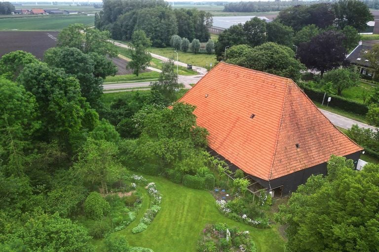 De enorme Vlaamse schuur uit de zeventiende eeuw met erachter de N368